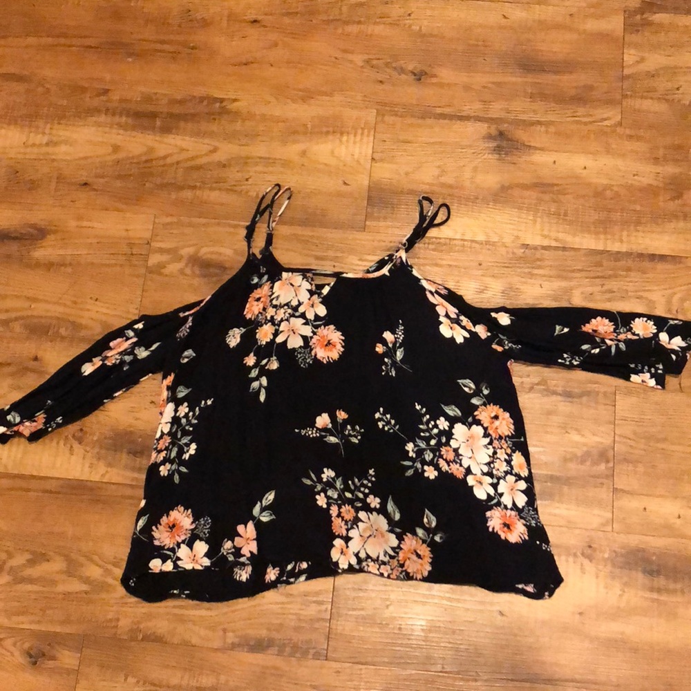 Super cute cold shoulder top